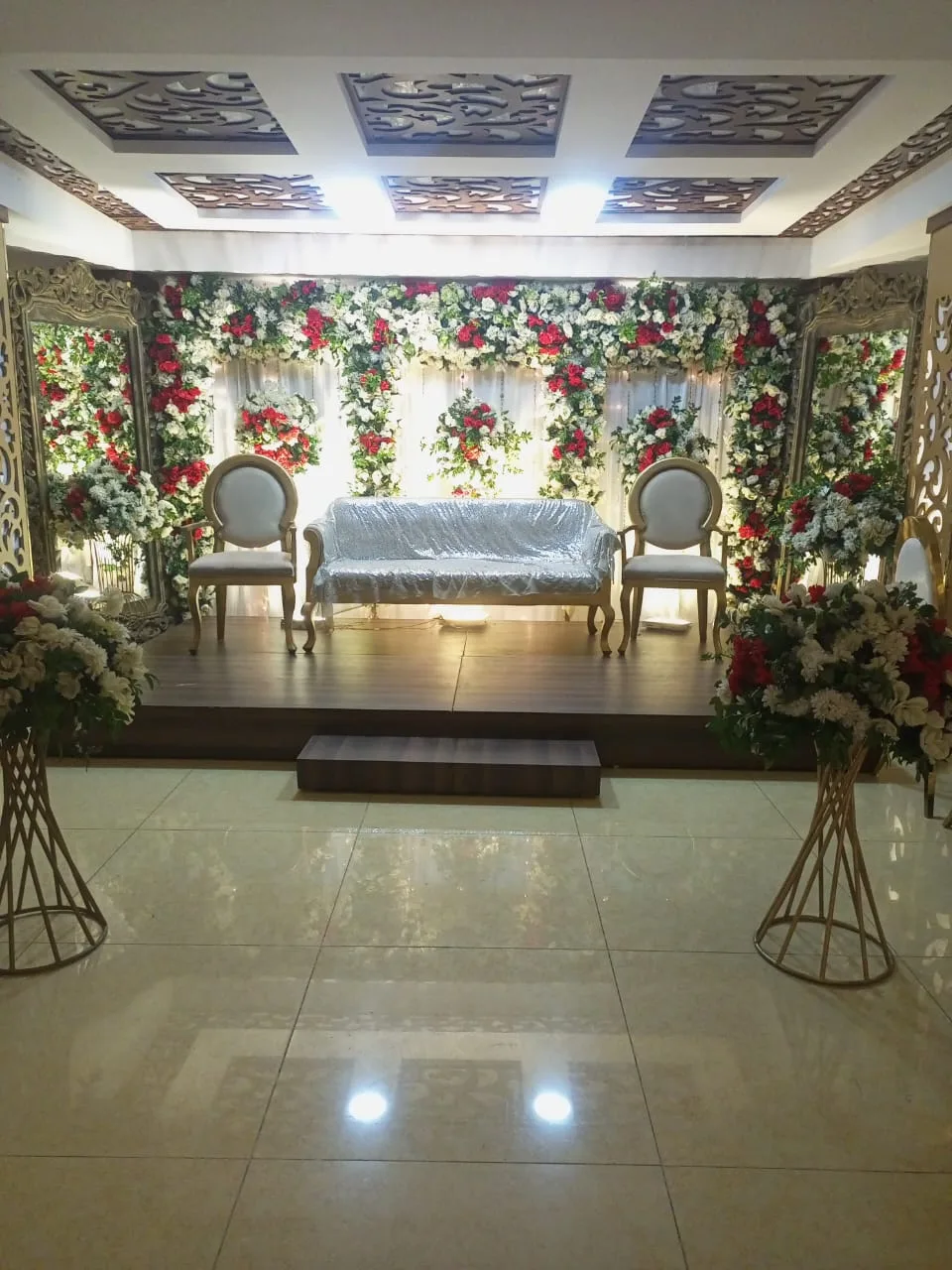 Red & White Mirror Panel Wedding Stage